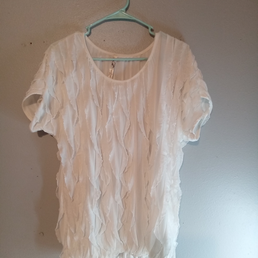 Andrea MISSY White Ruffle Textured Blouse. L Short Sleeve. 👠